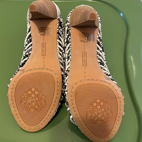 Never worn heels in white, black and grey - Picture 4 of 5